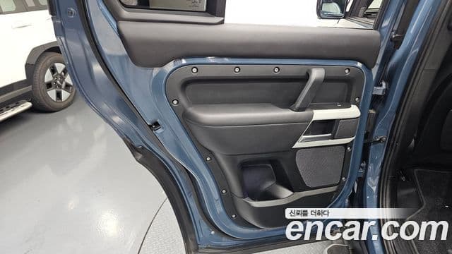 Land Rover Defender 2021 — Photo 13/33