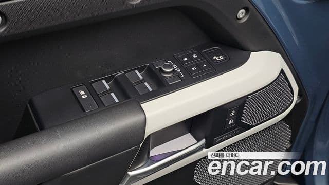 Land Rover Defender 2021 — Photo 23/33