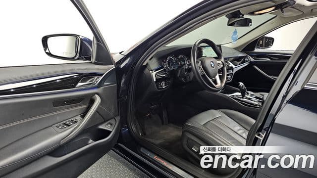 BMW 5 Series 2018 — фото 10 из 20