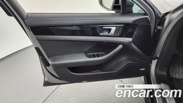 Porsche Panamera 2018 — Photo 15/34