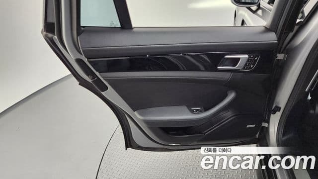 Porsche Panamera 2018 — Photo 32/34