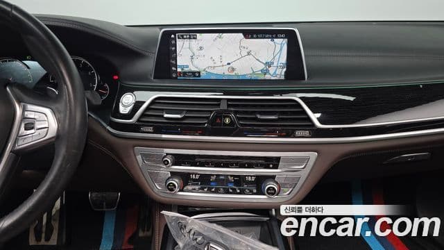 BMW 7 Series 2018 — ფოტო 14/20