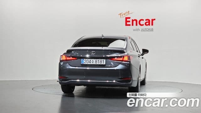 Lexus ES300h 2024 — ფოტო 27/32