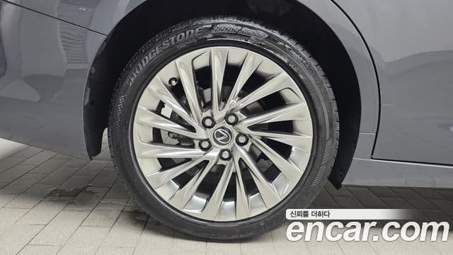 Lexus ES300h 2024 — ფოტო 28/32