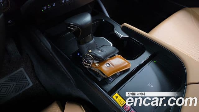 Lexus ES300h 2024 — ფოტო 20/32