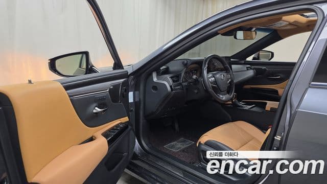 Lexus ES300h 2024 — ფოტო 23/32