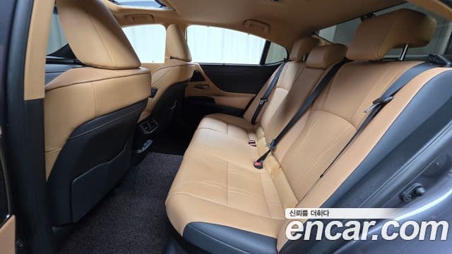 Lexus ES300h 2024 — ფოტო 13/32