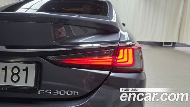 Lexus ES300h 2024 — ფოტო 21/32