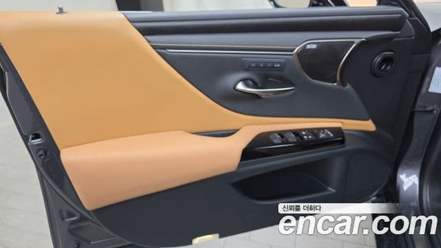 Lexus ES300h 2024 — ფოტო 19/32