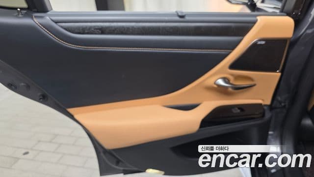 Lexus ES300h 2024 — ფოტო 26/32