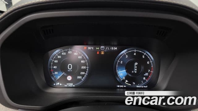 Volvo XC60 2018 — Фото 8/20