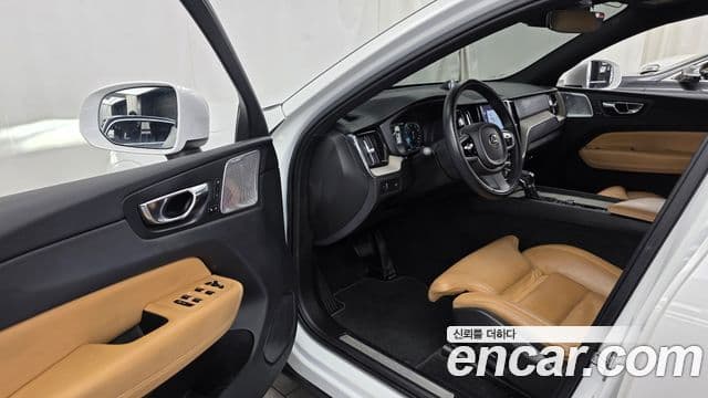 Volvo XC60 2018 — Фото 10/20