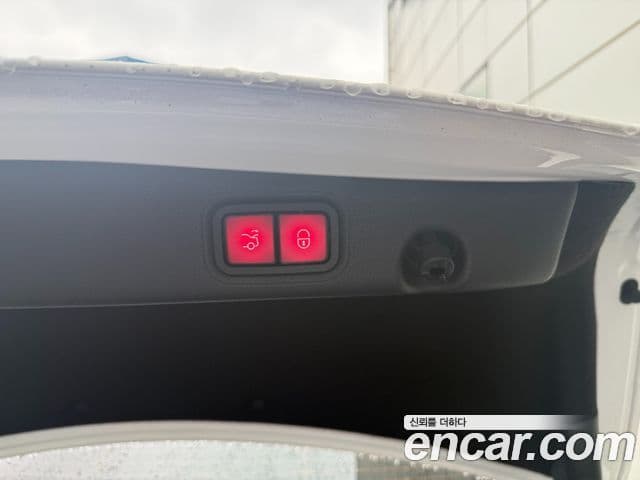 Mercedes-Benz E-Class 2022 — ფოტო 17/18
