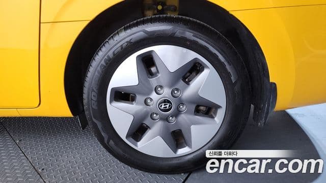 Hyundai Staria 2024 — Photo 19/33