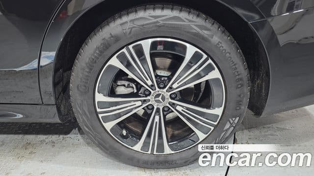 Mercedes-Benz E-Class 2025 — Photo 28/31