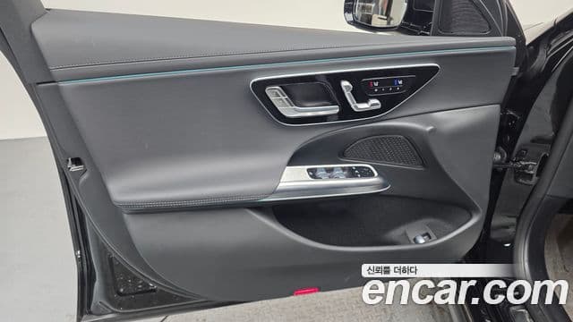 Mercedes-Benz E-Class 2025 — Photo 21/31