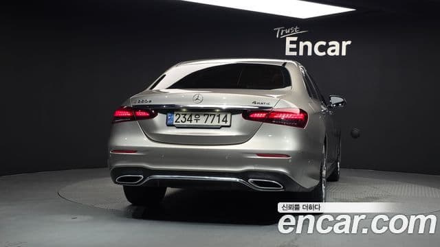 Mercedes-Benz E-Class 2022 — ფოტო 4/20