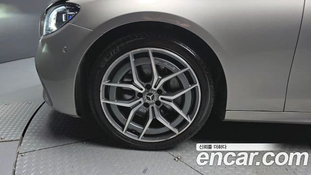 Mercedes-Benz E-Class 2022 — ფოტო 5/20
