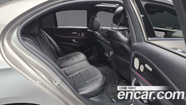 Mercedes-Benz E-Class 2022 — ფოტო 11/20