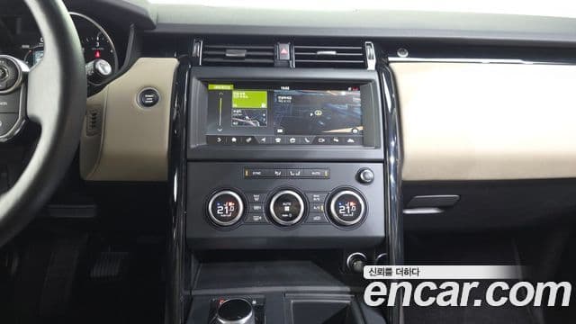 Land Rover Discovery 5 2018 — ფოტო 14/20