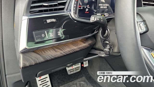 Audi Q7 2021 — ფოტო 17/20