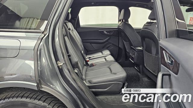 Audi Q7 2021 — ფოტო 18/20