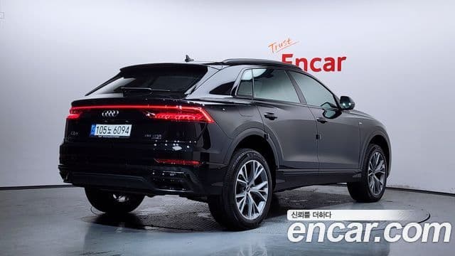 Audi Q8 2022 — Şəkil 24/36