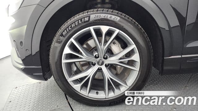 Audi Q8 2022 — Şəkil 12/36