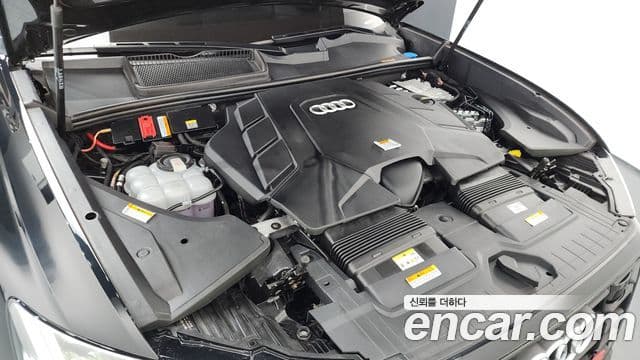 Audi Q8 2022 — Şəkil 30/36