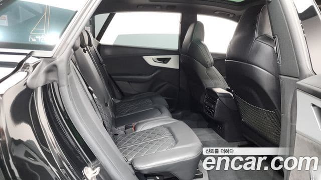 Audi Q8 2022 — Şəkil 33/36