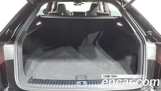 Audi Q8 2022 — Şəkil 13/36