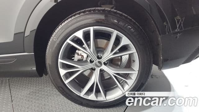 Audi Q8 2022 — Şəkil 31/36