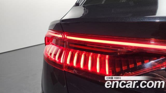 Audi Q8 2022 — Şəkil 11/36