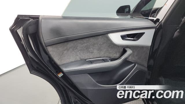 Audi Q8 2022 — Şəkil 27/36