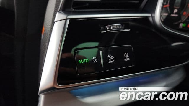 Audi Q8 2022 — Şəkil 17/36