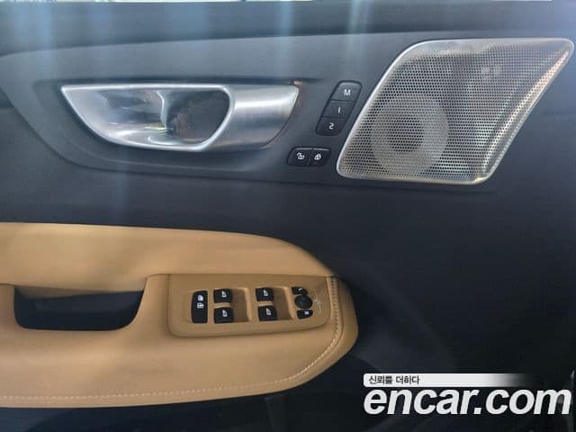 Volvo XC60 2025 — ფოტო 7/15