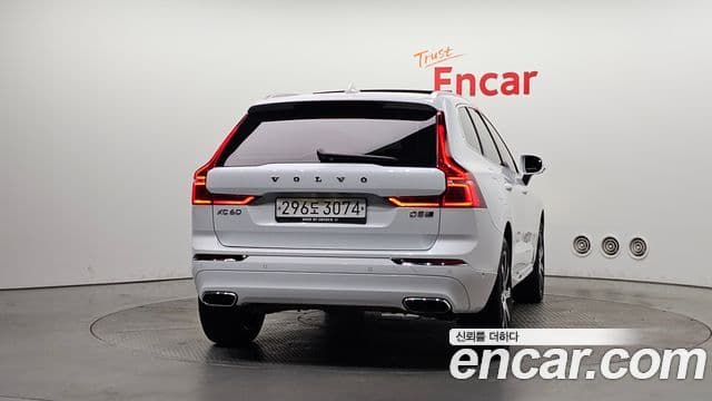 Volvo XC60 2019 — ფოტო 4/20