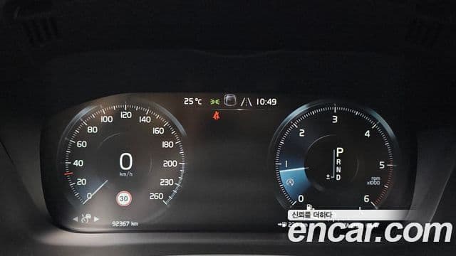 Volvo XC60 2019 — ფოტო 8/20