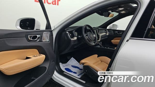 Volvo XC60 2019 — ფოტო 10/20