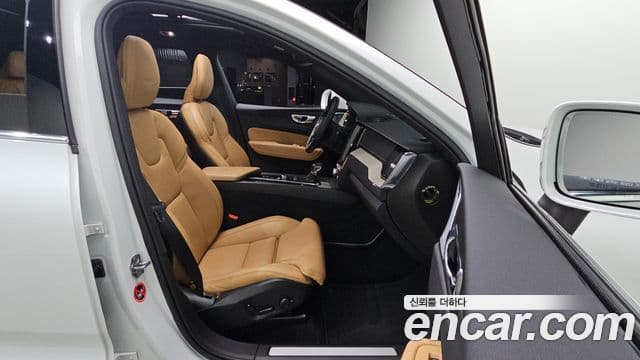 Volvo XC60 2019 — ფოტო 12/20