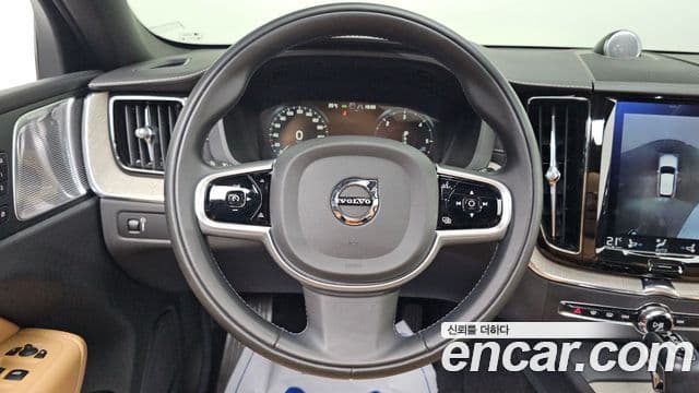 Volvo XC60 2019 — ფოტო 13/20
