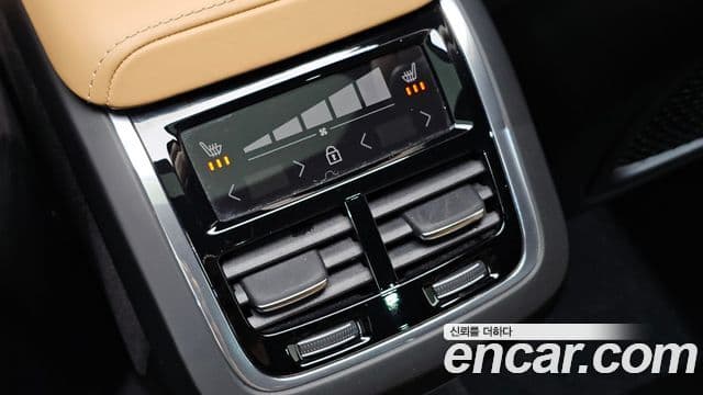 Volvo XC60 2019 — ფოტო 18/20