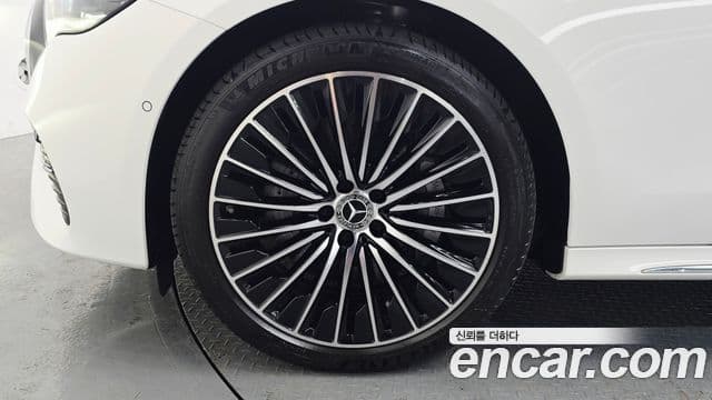 Mercedes-Benz E-Class 2025 — ფოტო 31/34