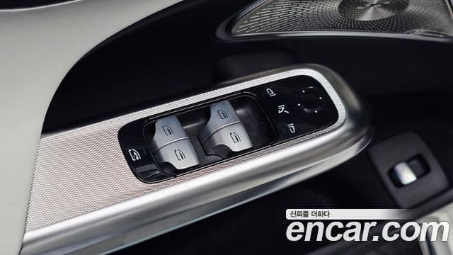 Mercedes-Benz E-Class 2025 — ფოტო 17/34