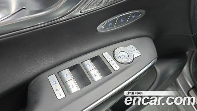 Genesis GV70 2021 — ფოტო 14/20