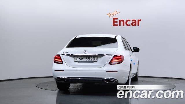 Mercedes-Benz E-Class 2018 — ფოტო 15/33