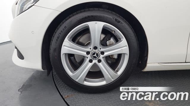 Mercedes-Benz E-Class 2018 — ფოტო 27/33