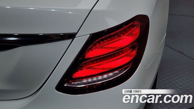 Mercedes-Benz E-Class 2018 — ფოტო 32/33