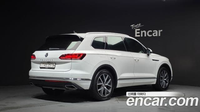 Volkswagen Touareg 2020 — ფოტო 2/20