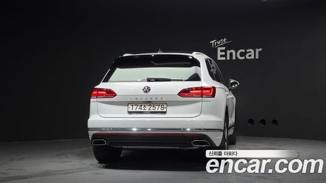 Volkswagen Touareg 2020 — ფოტო 4/20